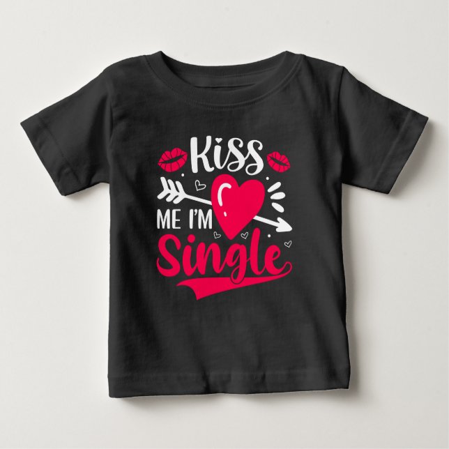 Camiseta Para Bebê Beije-me Sou Solteiro Namorados (Frente)