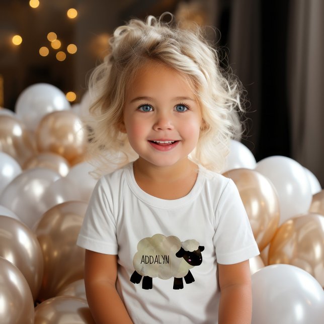 Camiseta Para Bebê Bela Criança de Bovino (Cute baby lamb t-shirt personalized with your child's name)