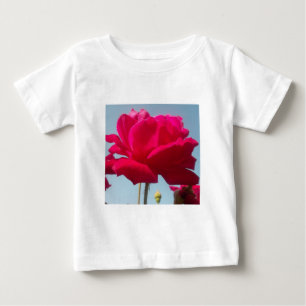 Camiseta Para Bebê Bela Rosa Celestial Encantadora Vermelha Contra o