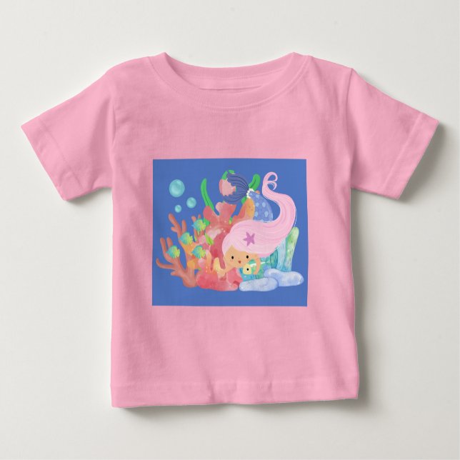 Camiseta Para Bebê Bela sirene de CABELOS ROSAS brincando abraçando u (Frente)