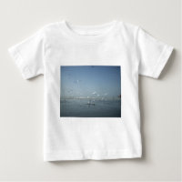 Belas guindastes voando sobre o Balé da natureza