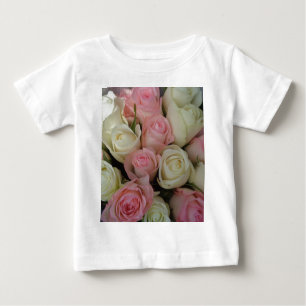Camiseta Para Bebê Belo Buquê de Flor de Rosas Brancas Rosa