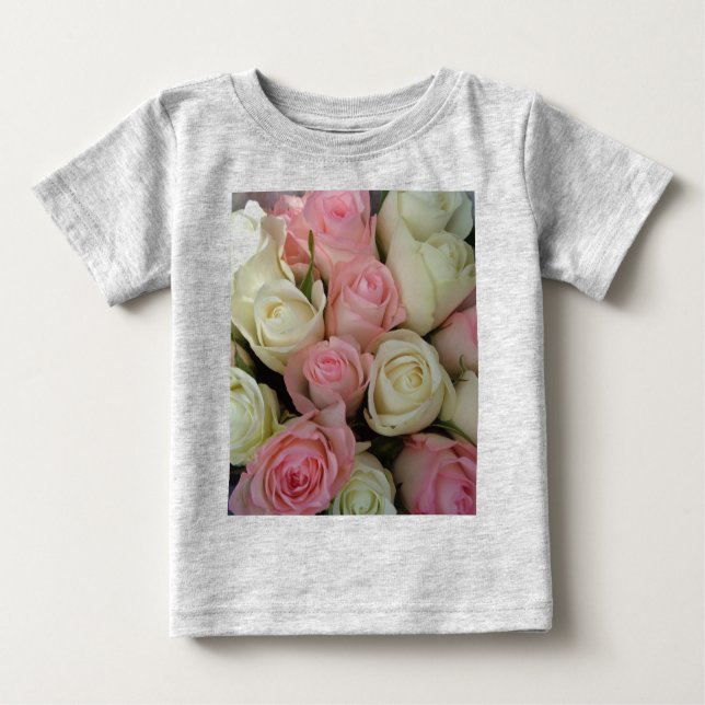 Camiseta Para Bebê Belo Buquê de Flor de Rosas Brancas Rosa (Frente)