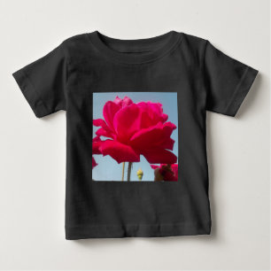 Camiseta Para Bebê Belo Rosa Celestial Vermelho Belo Contra Azul