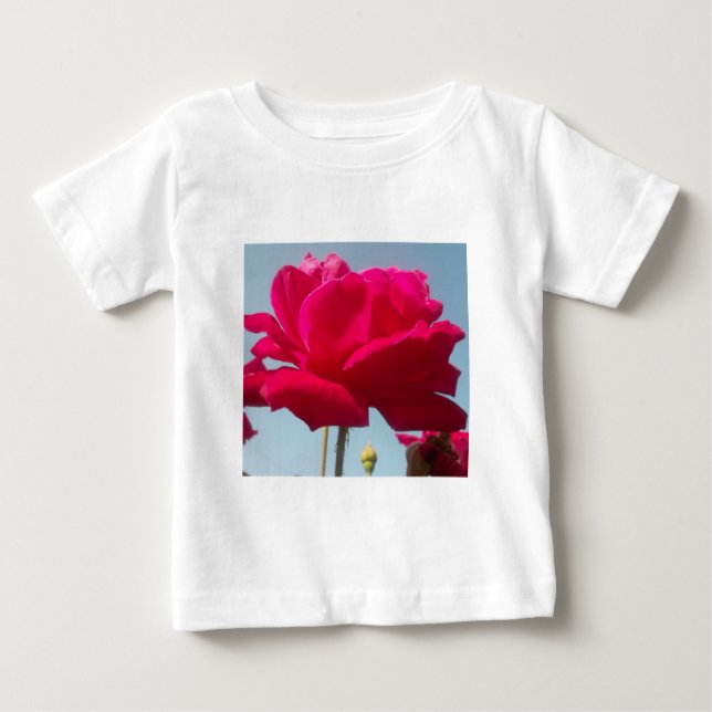 Camiseta Para Bebê Belo Rosa Celestial Vermelho Belo Contra Azul (Frente)