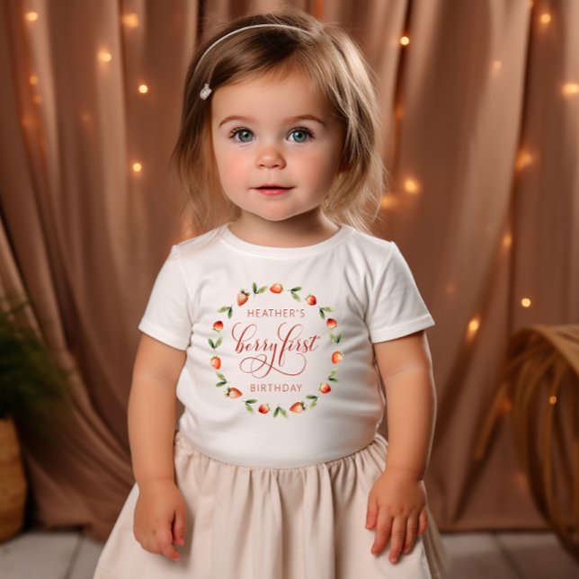 Camiseta Para Bebê Berry First Birthday (Berry First Birthday Baby T-Shirt by Painted Paperie)