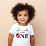 Camiseta Para Bebê Berry Sweet Aniversário Guest de Honra<br><div class="desc">Este doce design inclui um morango fresco maduro e fontes adoráveis! Veja a coleção inteira para mais itens correspondentes!</div>