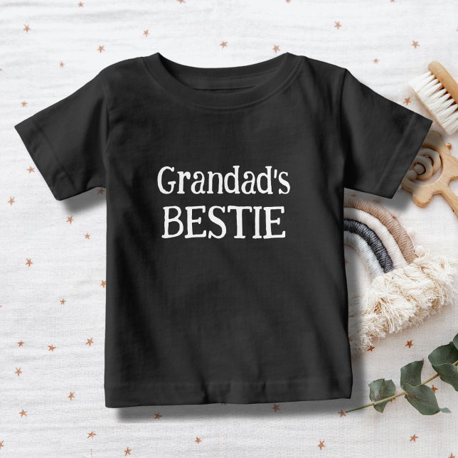 Camiseta Para Bebê Bestie do vovô, fofo (Grandad's bestie, cute baby T-Shirt white text on a black tee)