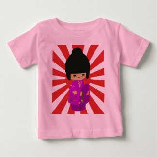 Camiseta Para Bebê Boneca cor-de-rosa bonito de Kokeshi no sol de