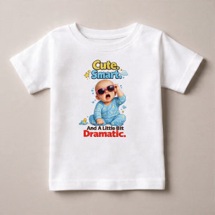 Camiseta Para Bebê Bonito. Inteligente. E Um Pouco Dramático