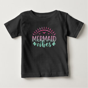 Camiseta Para Bebê Brilho de Rosa Quente e Verde Vibrações de Sereia 
