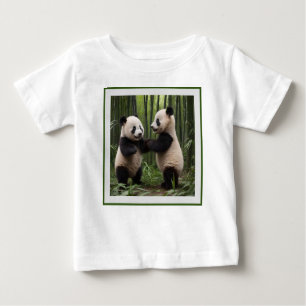 Camiseta Para Bebê Brincadeiras: Bebês Pandas Brincam na Floresta