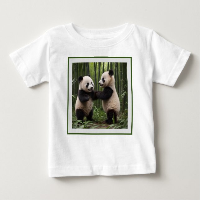 Camiseta Para Bebê Brincadeiras: Bebês Pandas Brincam na Floresta (Frente)