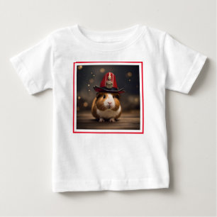 Camiseta Para Bebê Brown Guiné Vestindo chapéu de bombeiro,