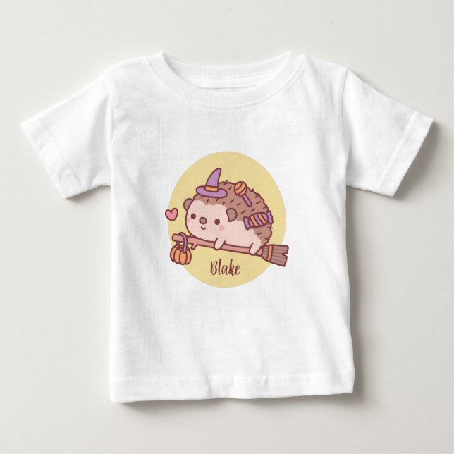 Camiseta Para Bebê Bruxa de Ourico-Cacheiro Fofo Voando num Vassoura (Frente)