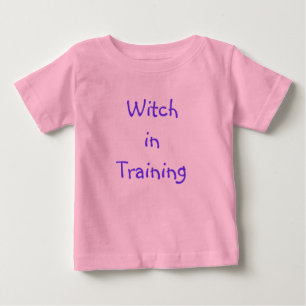 Camiseta Para Bebê Bruxa do bebê no treinamento