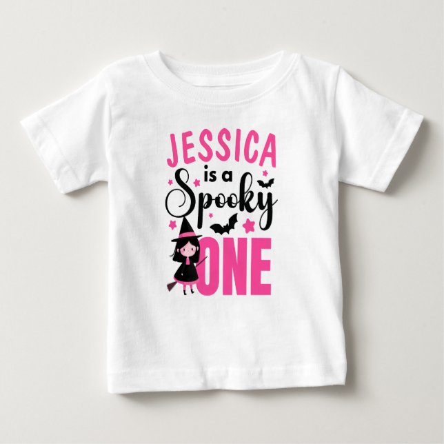 Camiseta Para Bebê Bruxa Fofa Preto e Rosa Assustador Nome de Hallowe (Frente)