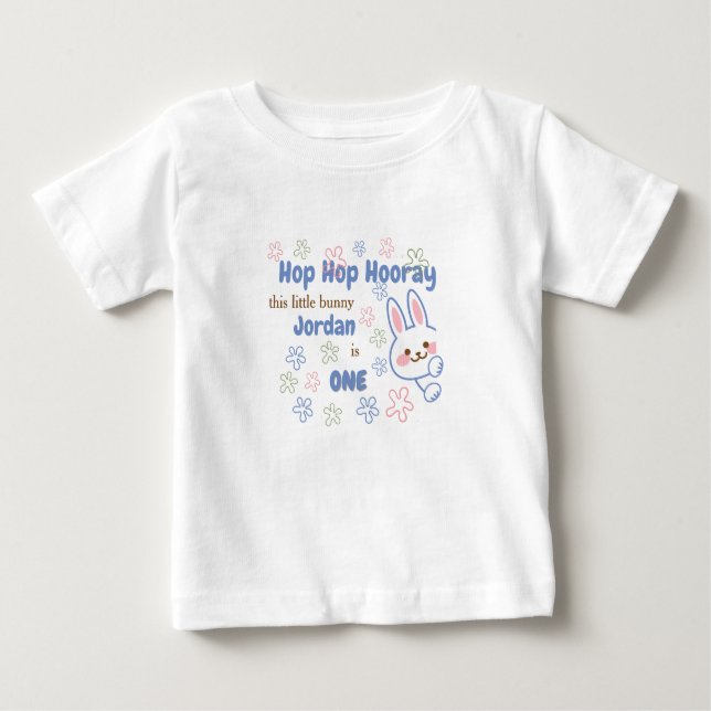 Camiseta Para Bebê Bunny de Desenho Fofo Fazendo Um Aniversário de 1  (Frente)