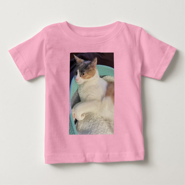 Camiseta Para Bebê Calico Cat na Cat Bed (Frente)