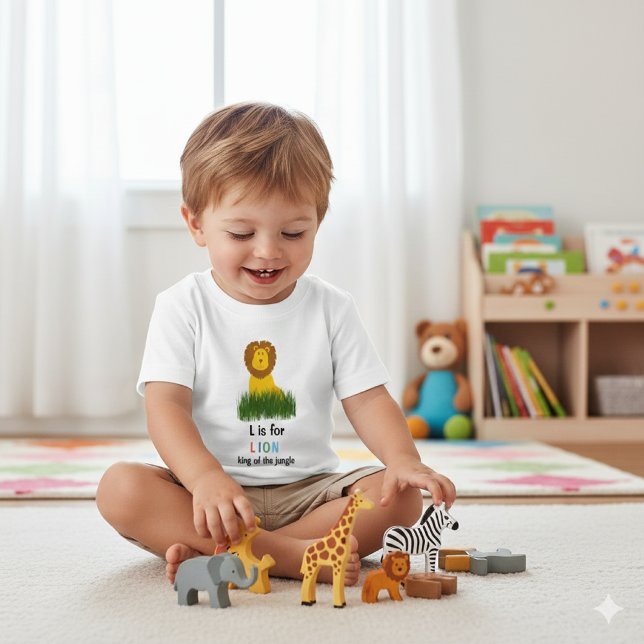 Camiseta Para Bebê Camiseta de Bebê com Letra L de Leão em Estilo de  (Baby boys' "L is for Lion" t-shirt, perfect for little ones who adore jungle animals. )
