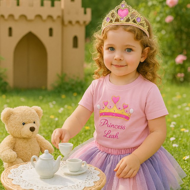Camiseta Para Bebê Camiseta de Bebê Menina Princesa Rosa Fofa (A joyful toddler girl at a tea party with a teddy bear. This t-shirt is ideal for a little princess)