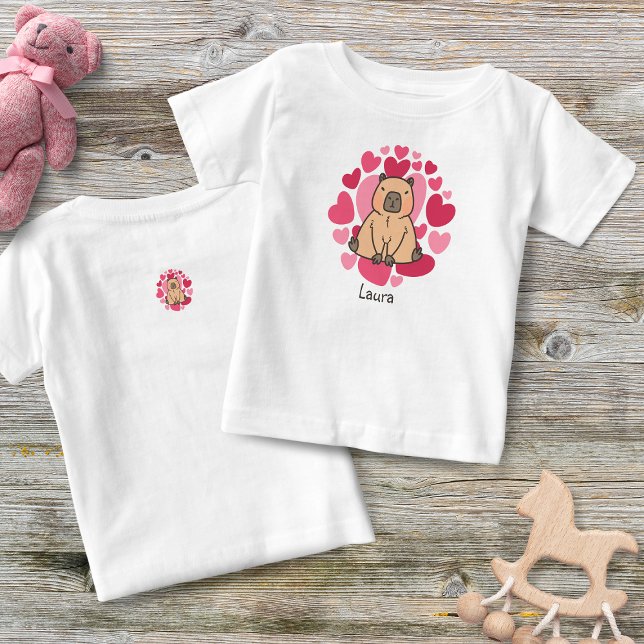 Camiseta Para Bebê Capybara ama com muitos corações personalizados (Baby girl's t-shirt with capybara and  lots of love.)