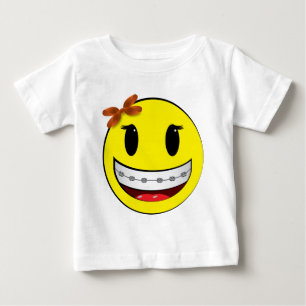 Camiseta Para Bebê cara com aparelho - garota