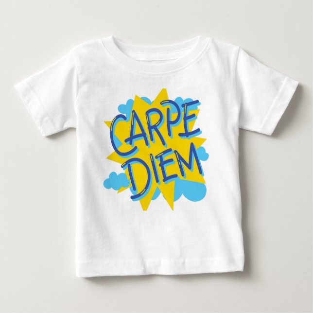 Camiseta Para Bebê Carpe Diem: Edição do Pequeno Aventurador (Frente)