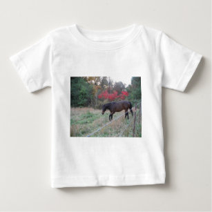 Camiseta Para Bebê Cavalo castanho nas árvores vermelhas do outono
