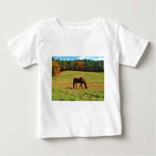 Camiseta Para Bebê Cavalo Castanho Vermelho nas árvores do outono