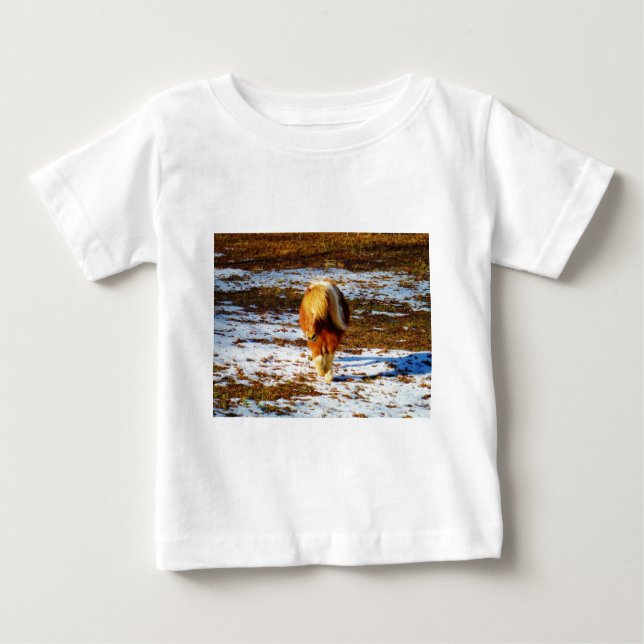 Camiseta Para Bebê Cavalo marrom e minúsculo creme na neve. (Frente)