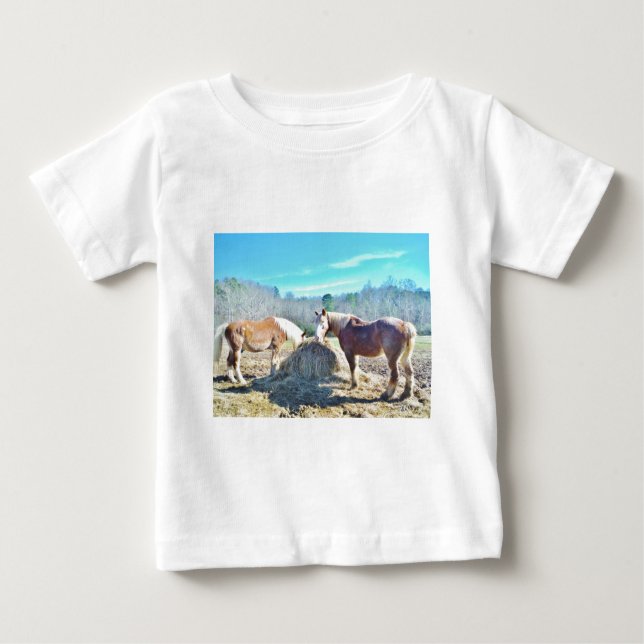 Camiseta Para Bebê Cavalos Raspados Recuperados comendo feno (Frente)