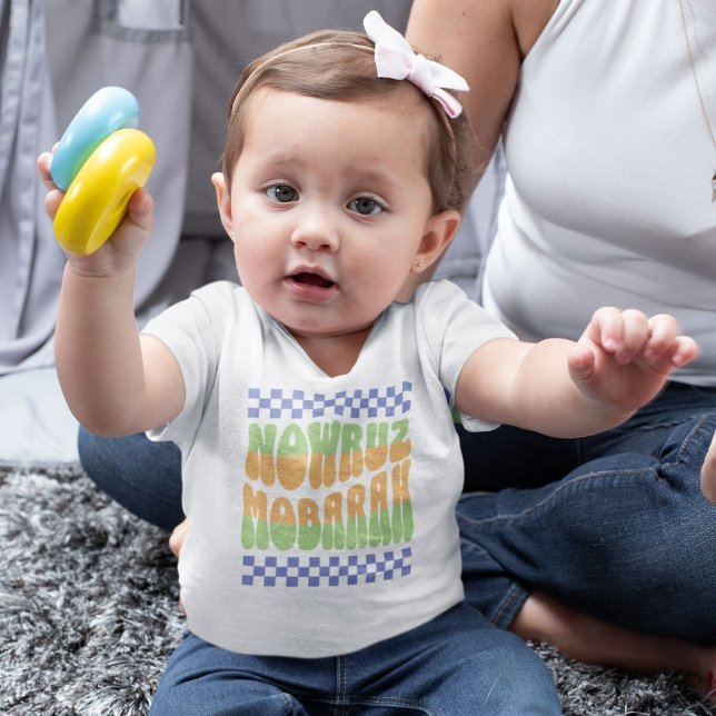 Camiseta Para Bebê Celebrar Nowruz | Feliz Ano Novo Iraniano (Celebrate Nowruz | Happy Iranian New Year Baby T-Shirt)