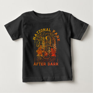 Camiseta Para Bebê Cena Retro de Acampamento com Pé Grande, Alien e U