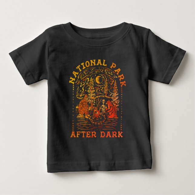 Camiseta Para Bebê Cena Retro de Acampamento com Pé Grande, Alien e U (Frente)