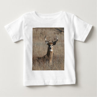 Camiseta Para Bebê Cervos grandes do fanfarrão do troféu na grama