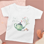 Camiseta Para Bebê Chá para Dois | Bule de chá e aves para bebês<br><div class="desc">Adorável pequeno chá feito com flores silvestres e um par de pássaros pequenos. Bonito para qualquer idade,  ou para celebrar ter dois anos também.</div>