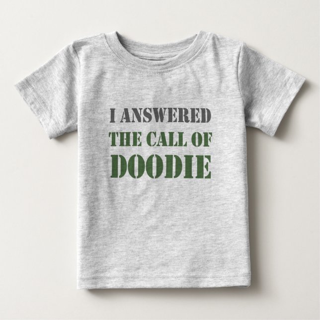 Camiseta Para Bebê Chamada de Doodie (Frente)