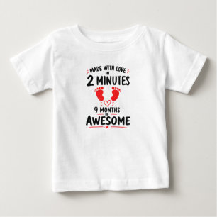 Camiseta Para Bebê Chuveiro de Bebê Engraçado Feito Com Amor Em 2 Min