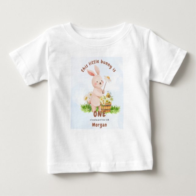 Camiseta Para Bebê Coelhinho está fazendo um Aniversário de 1 ano de  (Frente)