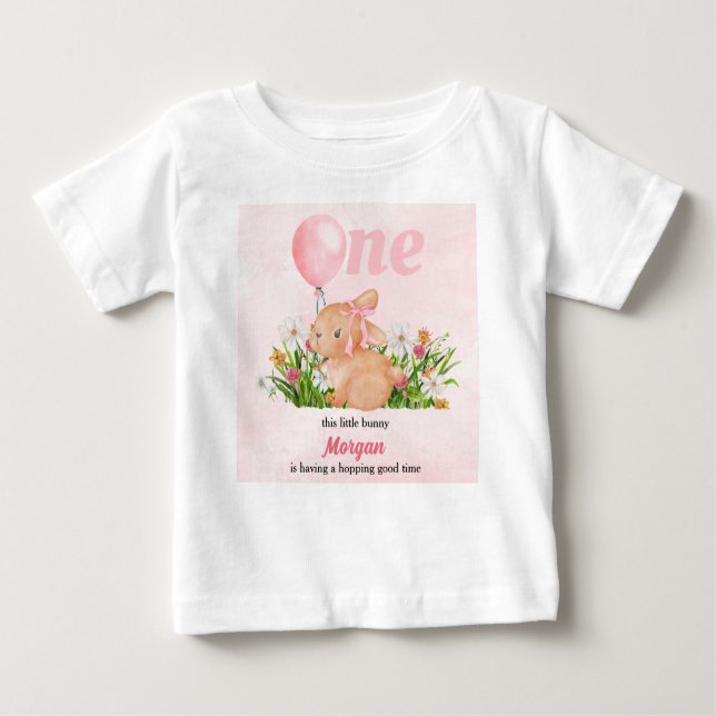 Camiseta Para Bebê Coelhinho Fofo Completa Um Aniversário de 1 Ano da (Frente)