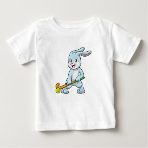 Camiseta Para Bebê Coelhinho no campo com bastão de hóquei