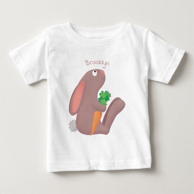 Camiseta Para Bebê Coelho bonito sentado com desenho de cenoura (Frente)