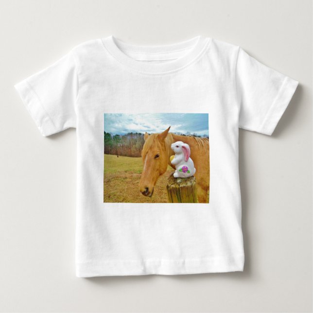 Camiseta Para Bebê Coelho branco e cavalo amarelo loiro (Frente)
