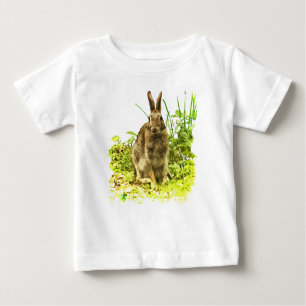 Camiseta Para Bebê Coelho Castanho em Camisa-Bebê de Grama Verde