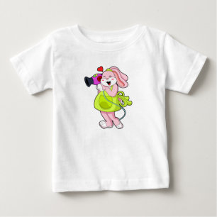 Camiseta Para Bebê Coelho como Cabelereiro com Secador de Cabelo