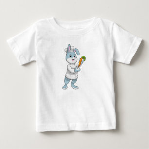Camiseta Para Bebê Coelho como cozinheiro com Cenoura