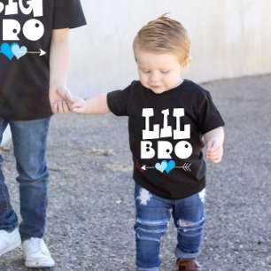 Camiseta Para Bebê Coincidindo com o pequeno irmão