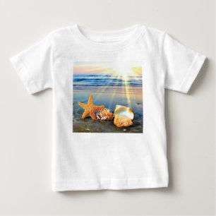 Camiseta Para Bebê Conchas marítimas e estrelas-do-mar na praia