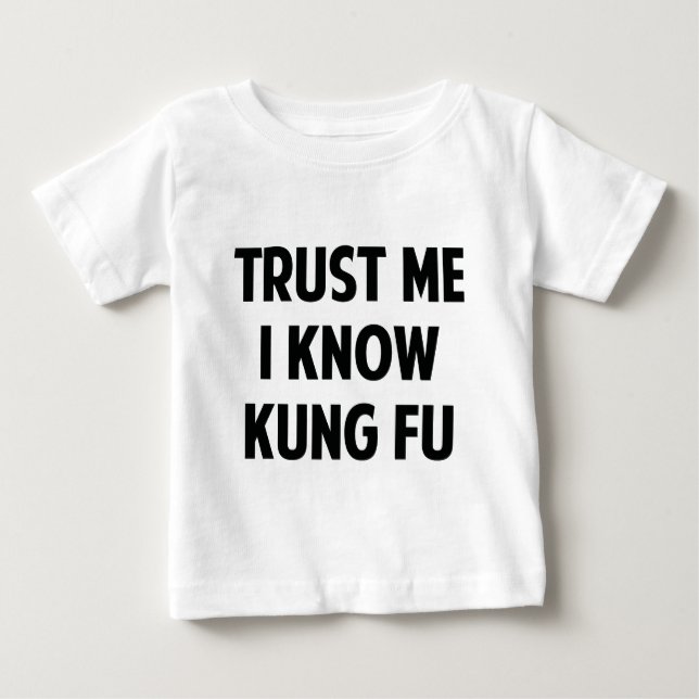 Camiseta Para Bebê Confie em Mim Eu Sei Kung Fu (Frente)